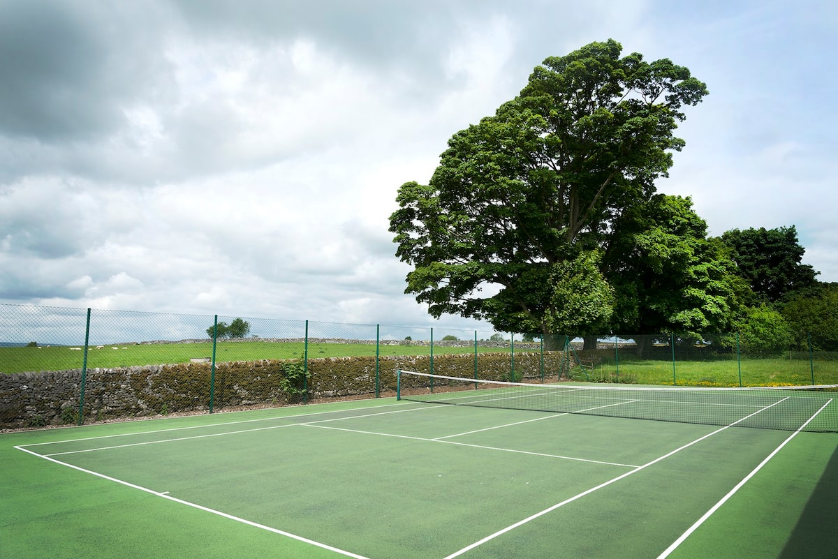 Biggin Grange tennis court